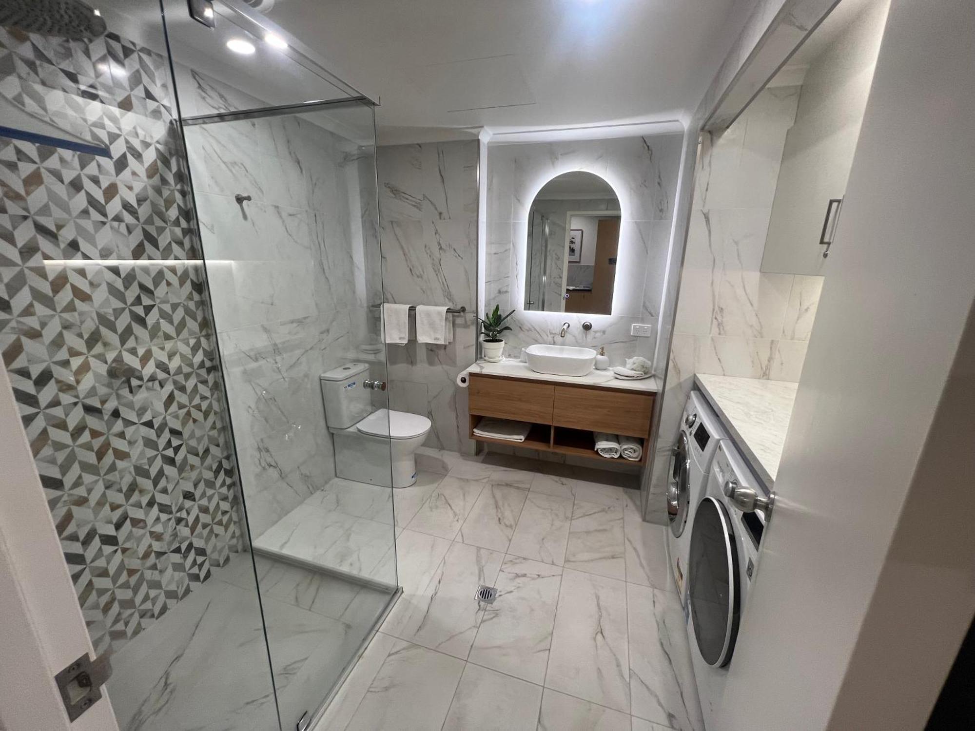 Cbd - 3br, 2bath & Carpark Apartment *