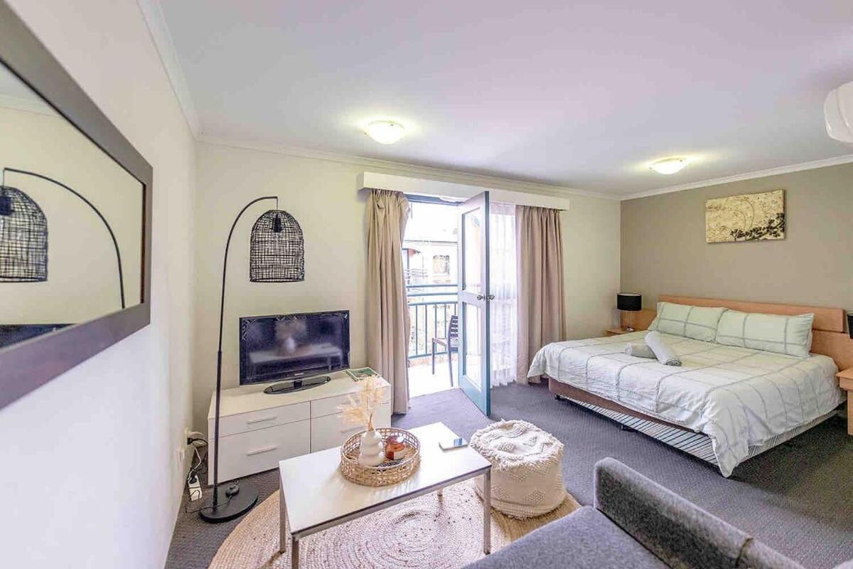 Cozy With Free Parking In Cbd Apartment Adelaide