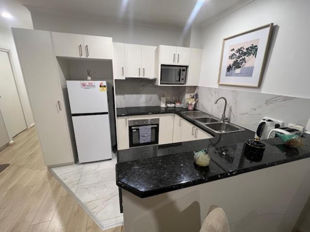 Cbd - 3br, 2bath & Carpark Apartment