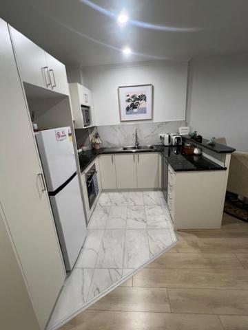 Cbd - 3br, 2bath & Carpark Apartment