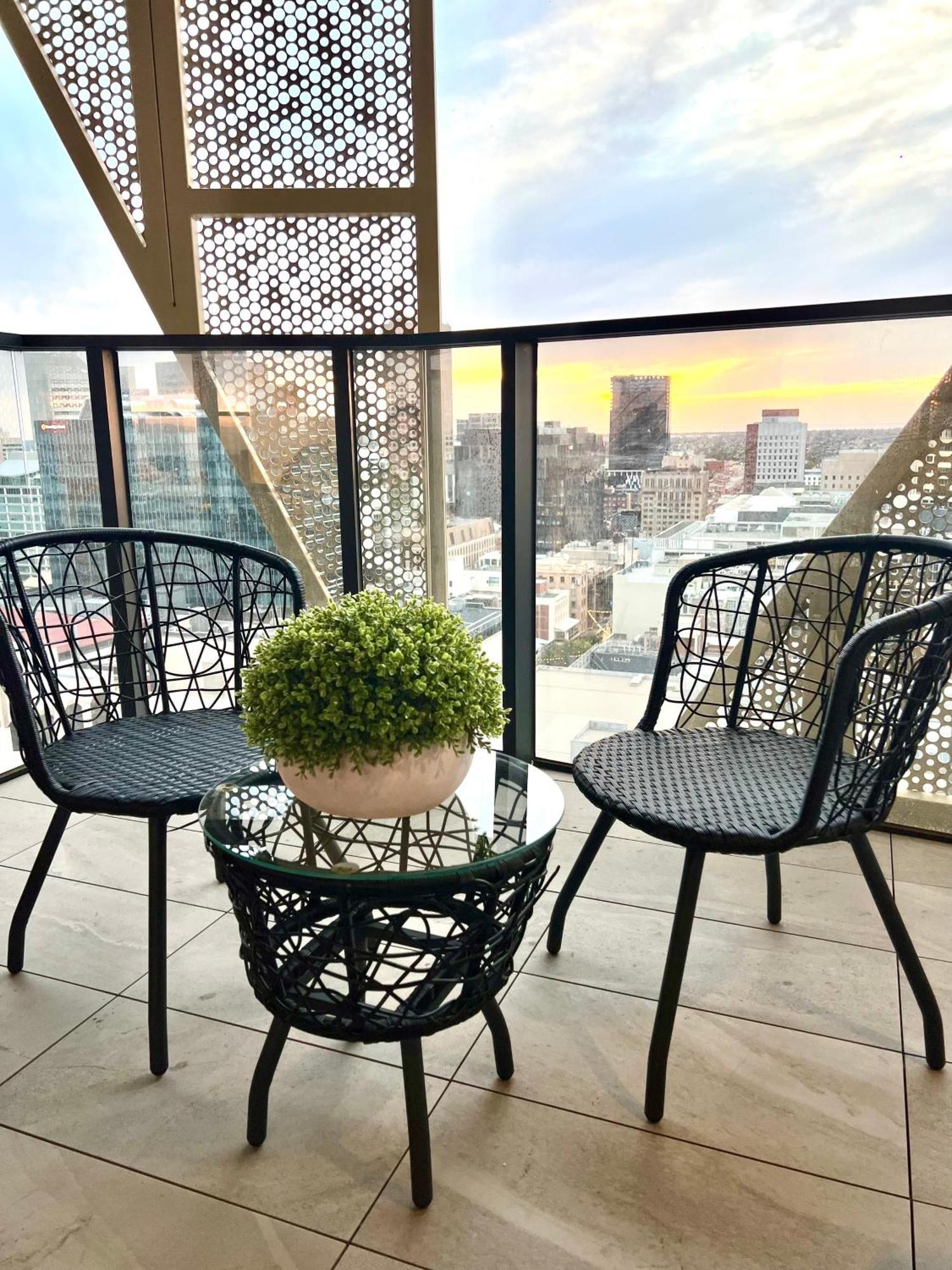 Cbd Realm Stylish 2b2b With Parking Apartment *