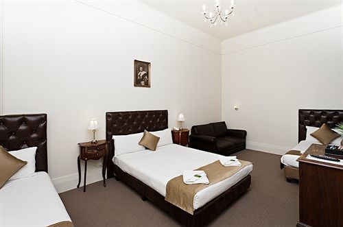 Ambassadors Inn