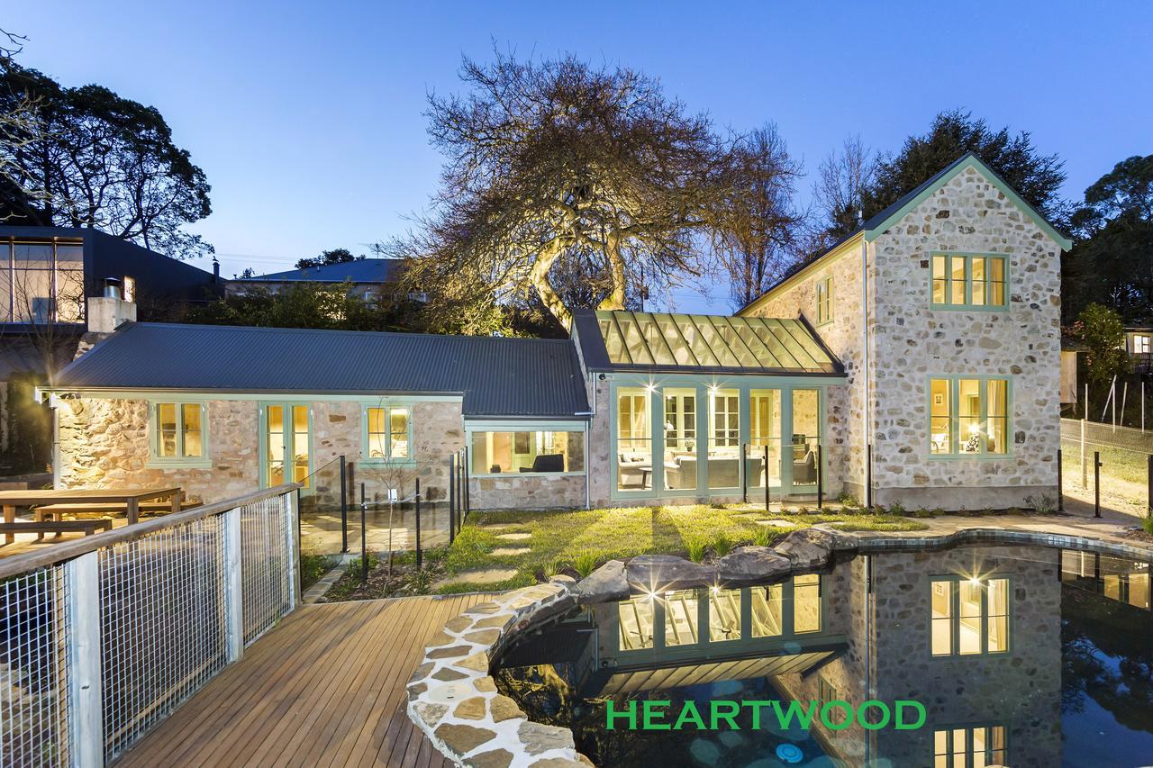 Bed & Breakfast Crafers Cottages Adelaide