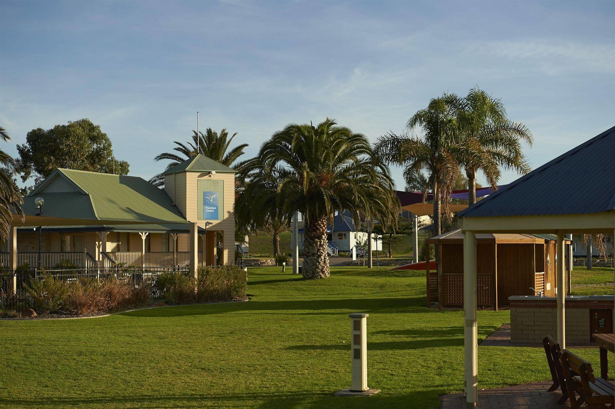The Retreat West Parks 4* Adelaide