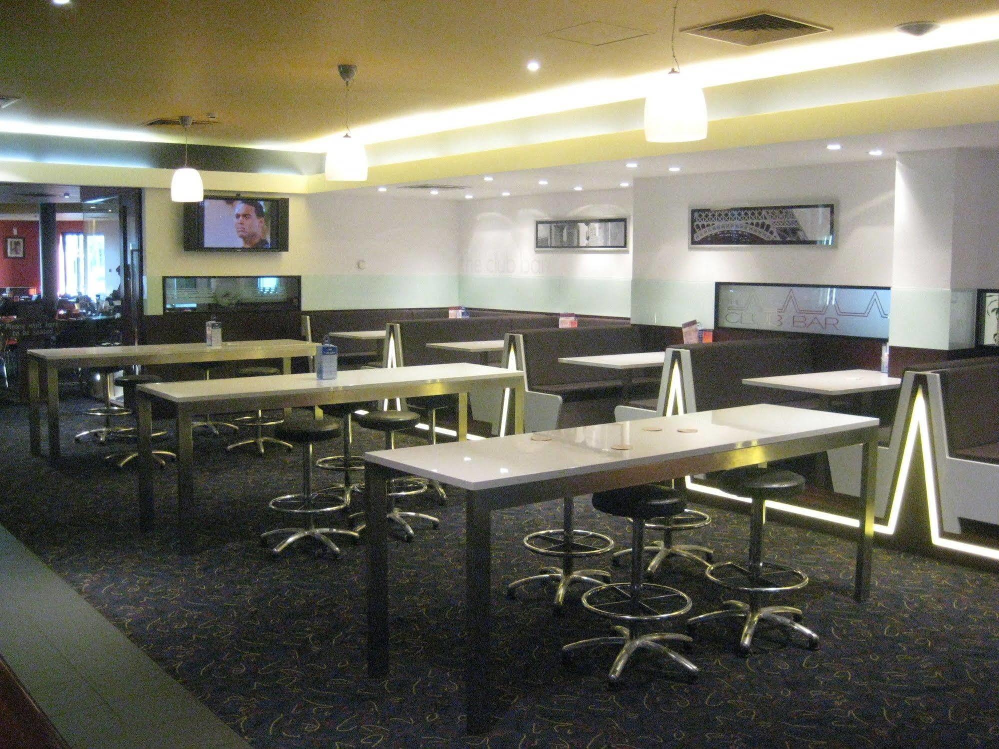 Mawson Lakes 4*