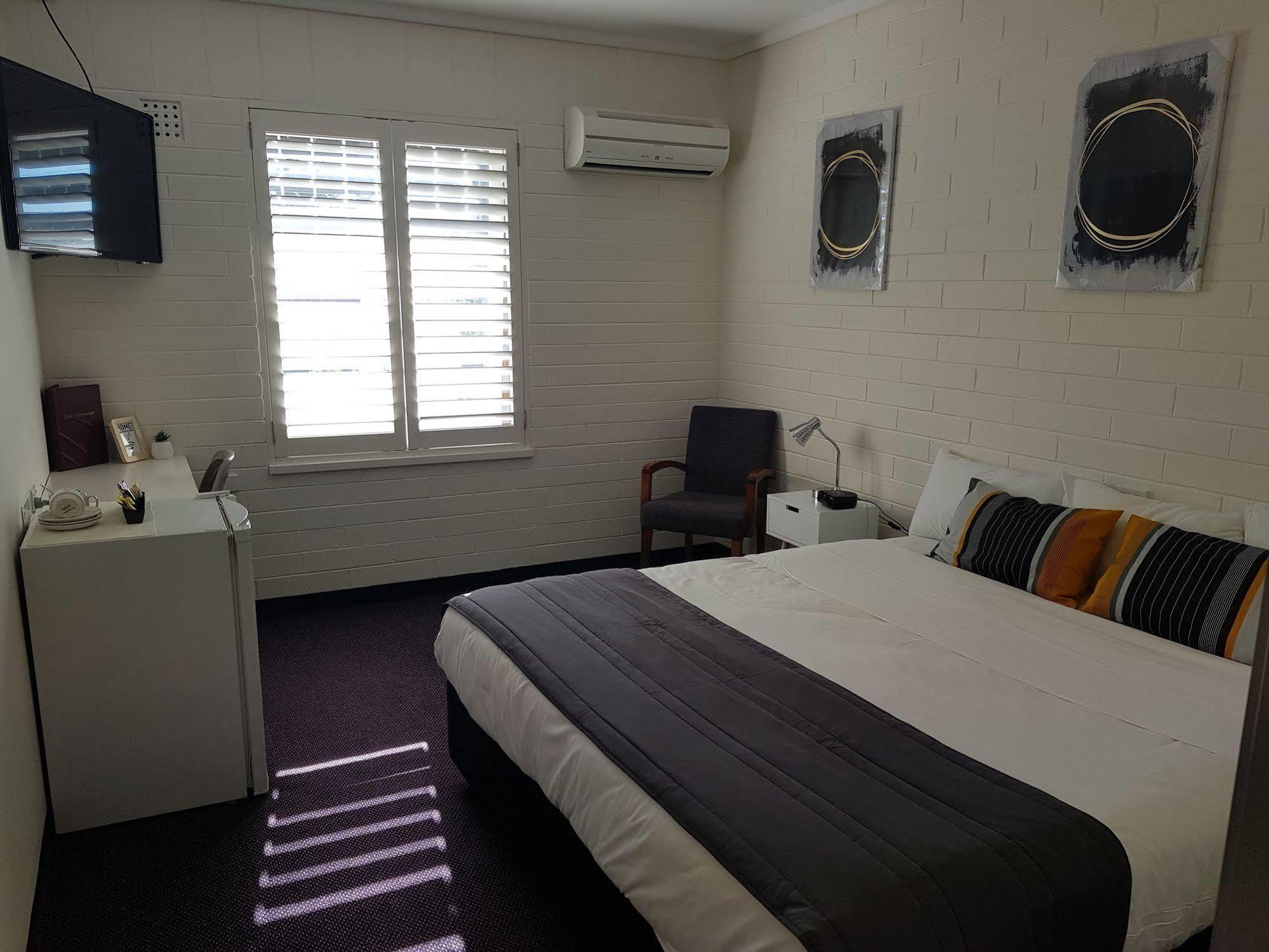 Morphett Arms 3*