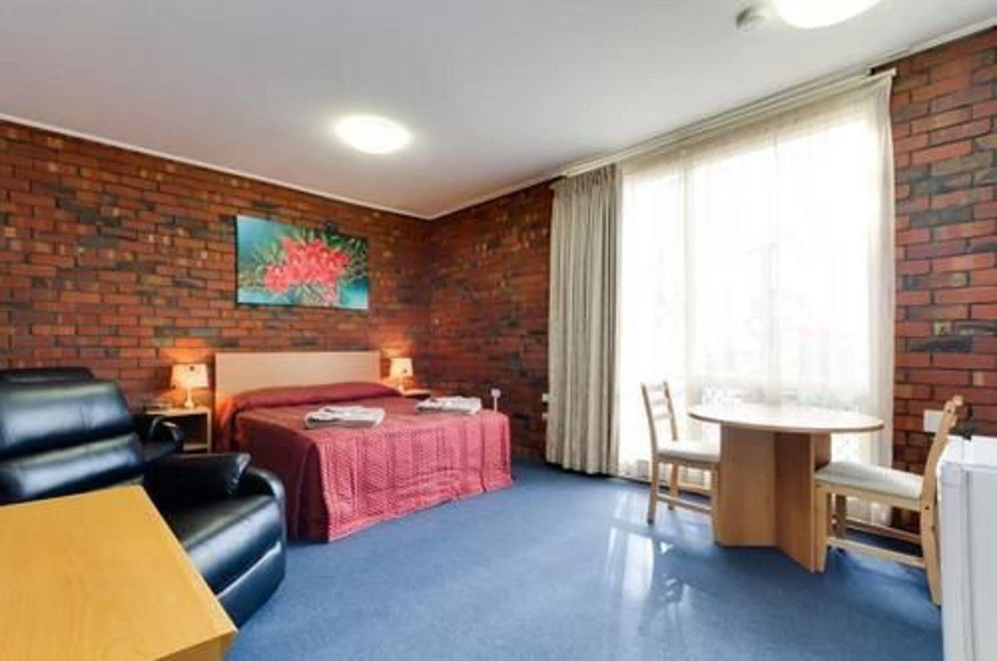 Enfield Motel 3*