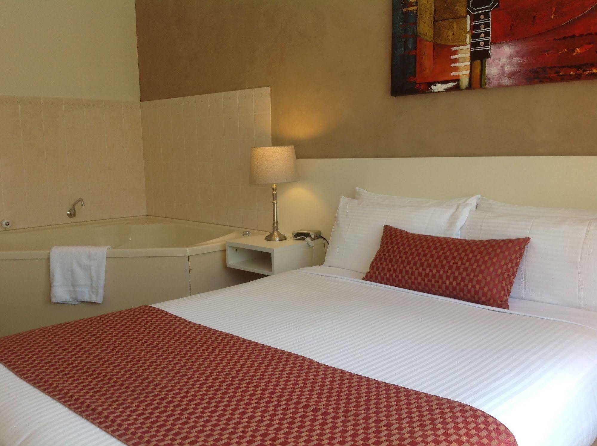 Lodge Econo Dockside Glenelg *