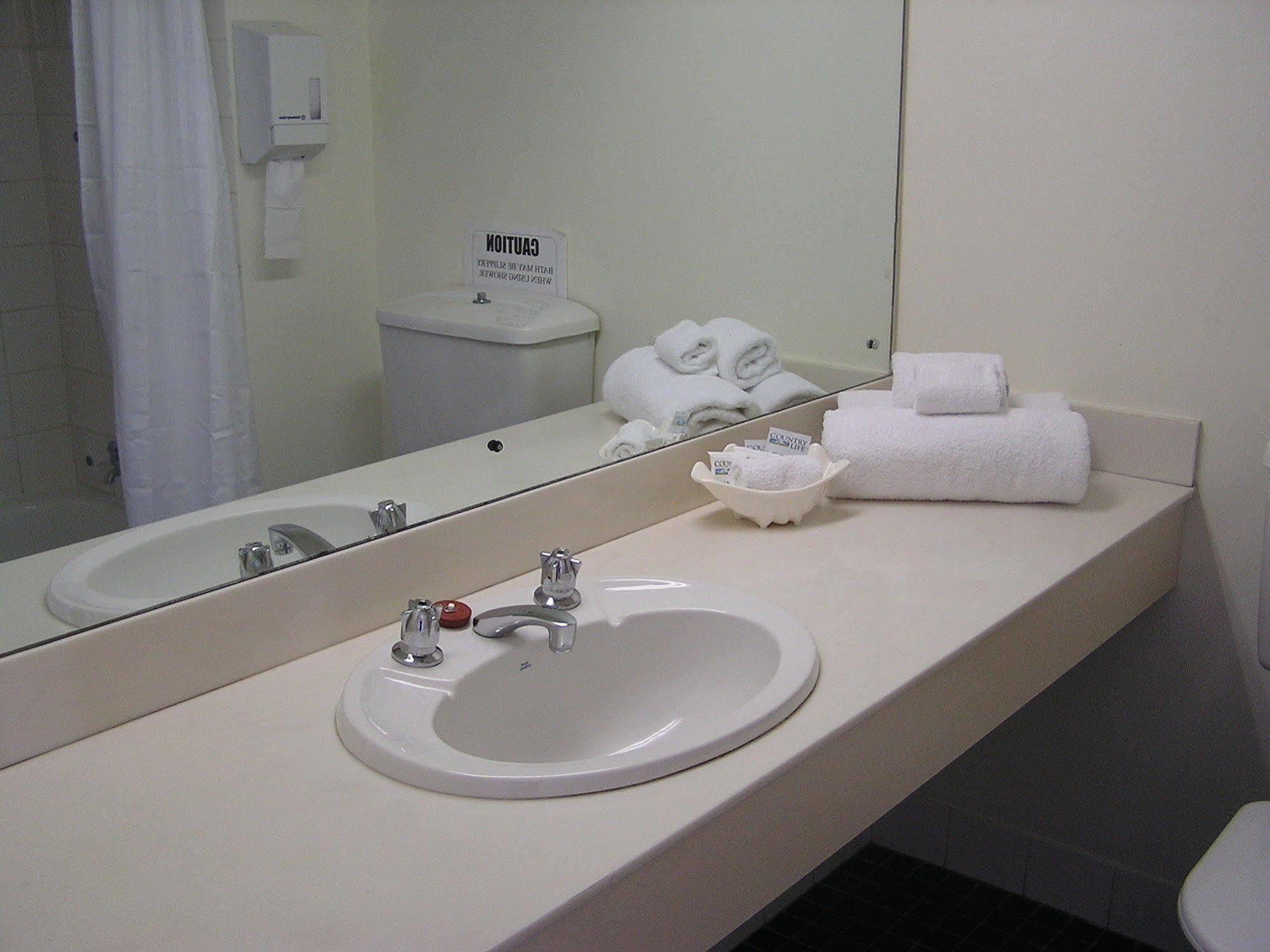Lodge Econo Dockside Glenelg *